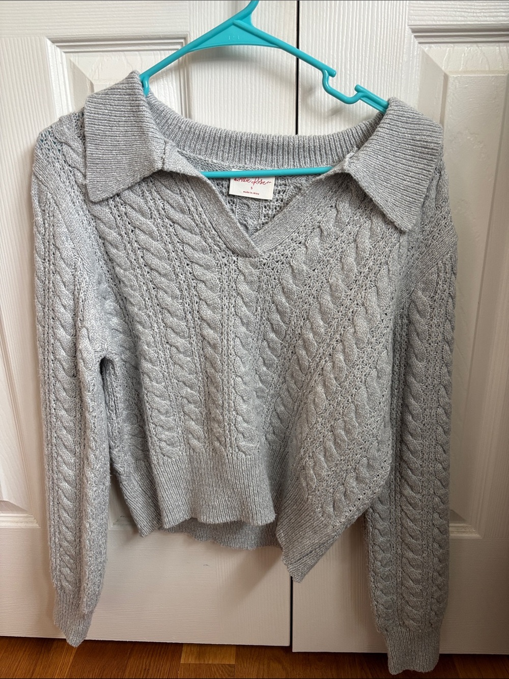Cropped Cable-Knit V-Neck Sweater with Collar - Light Gray